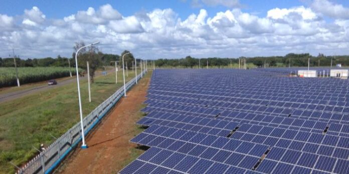 España “apoyará” construcción de parque solar en Cuba en medio de apagones