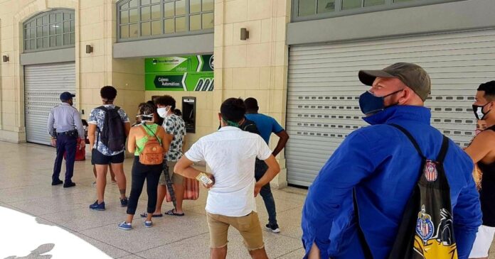 Crisis de liquidez en Cuba: largas colas y caos por falta de efectivo en los bancos