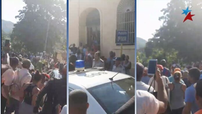 Cubanos protestaron este lunes frente a la estación de la Policía del Cobre (VIDEO)