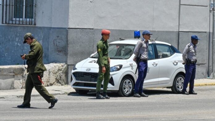 “Ustedes están defendiendo a una clase corrupta de burócratas ineptos”, dice Bruguera a los uniformados cubanos