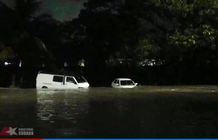 Cubanos atrapados tras desbordamiento de río e inundaciones en La Habana