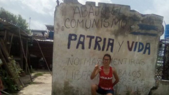 Escribió en un muro “Abajo el Comunismo, Patria y Vida” y terminó en la estación de la policía