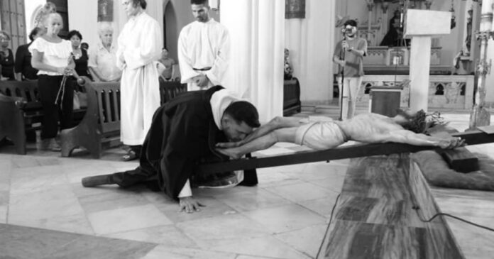 Régimen cubano prohíbe procesión del Santo Entierro en calles de El Vedado