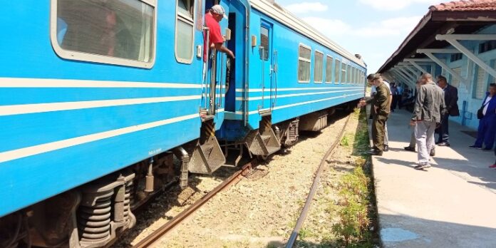 Tren nacional de la ruta Manzanillo-Habana se descarrila