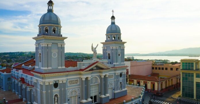 Carro de la Empresa Eléctrica choca con motor en Santiago de Cuba