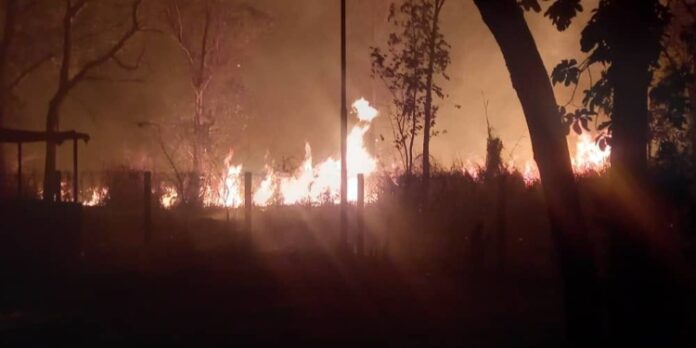 Incendio de grandes proporciones en zona forestal cercana a hotel en Santa Clara