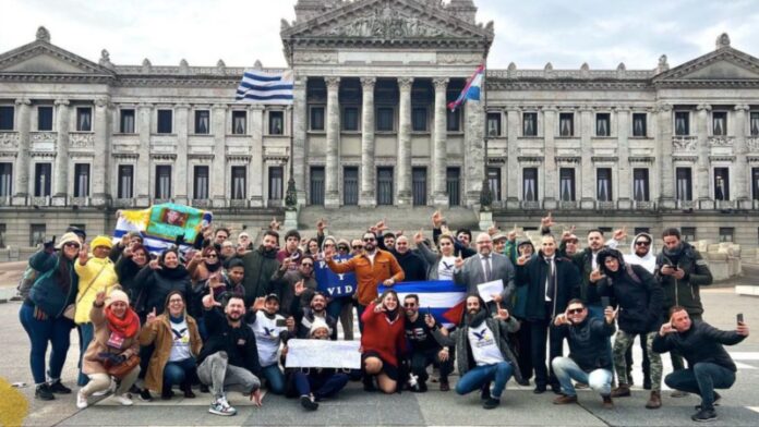 Gestionan en Uruguay vías para legalizar a miles de inmigrantes cubanos (VIDEO)