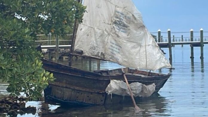 Bajo control de las autoridades, 14 cubanos que llegaron a EEUU en un velero improvisado