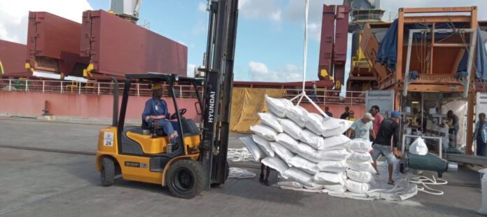 Arroz donado por China llega a aeropuerto cubano