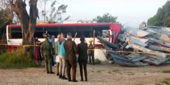 Ómnibus impacta una vivienda en Pinar del Río: se reportan un fallecido y cuatro heridos