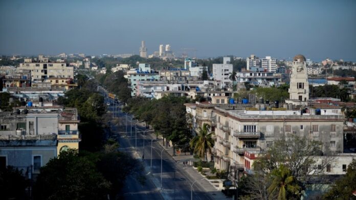 Se desploma el mercado inmobiliario en Cuba: “las casas están a precios de gallina enferma”