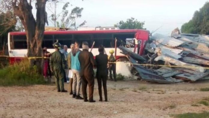 Ómnibus impacta una vivienda en Pinar del Río: el chofer murió y cuatro personas resultaron heridas