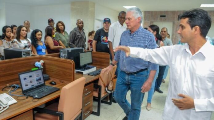 Díaz-Canel le pide al Granma convertirse en el diario “que más se lee en Cuba”