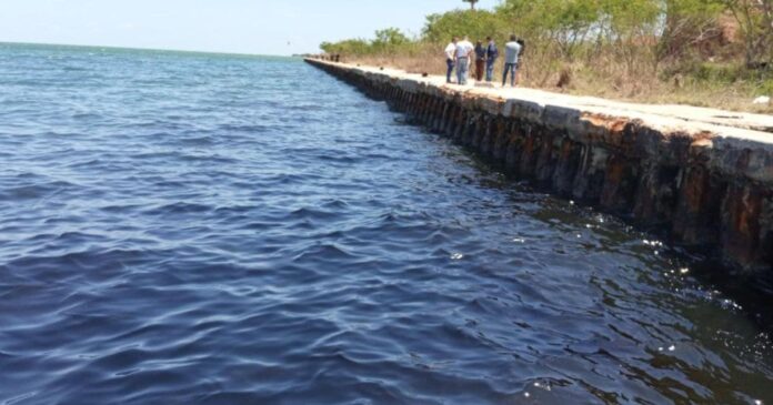 Reportan derrame de sustancia de color oscuro en bahía de Cárdenas