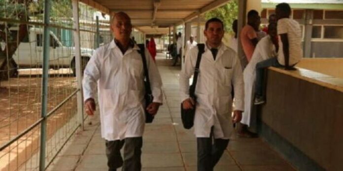 Régimen cubano culpa a EE.UU. por falta de información sobre médicos secuestrados en Kenia