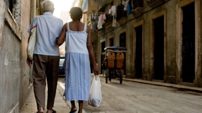 Falta voluntad política en Cuba para atender a los ancianos desamparados, opina periodista