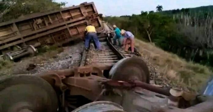 Sancti Spíritus: Dos cisternas de un tren con petróleo se descarrilan