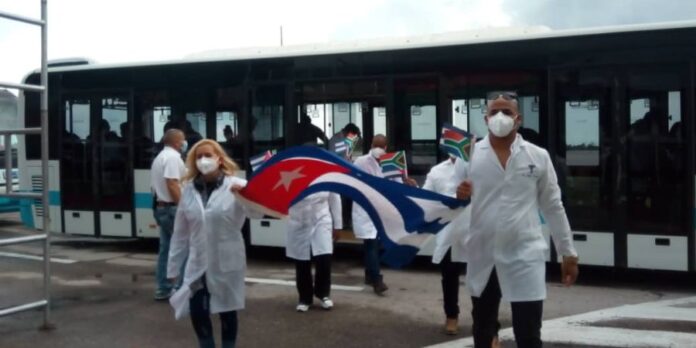 Sudáfrica gasta millones de rands en médicos cubanos mientras doctores locales permanecen sin empleo