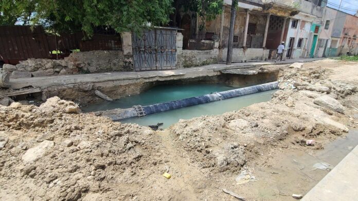 The Swimming Pool Pothole in Havana Where Children Bathe – Havana Times