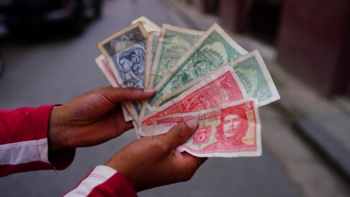 El cambio de 360 pesos cubanos por un dólar enciende las alertas