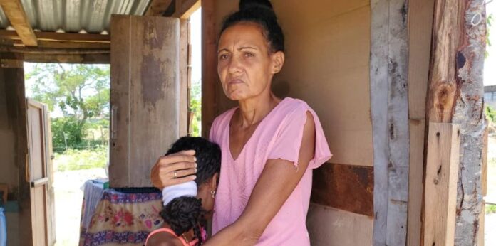 “Me quieren sacar de aquí con mi niña”: Amenazan con desalojar a una madre y su hija de ocho años