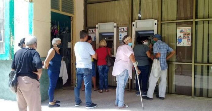 Crisis de liquidez en Cuba: largas colas, cajeros sin efectivo, bancos colapsados