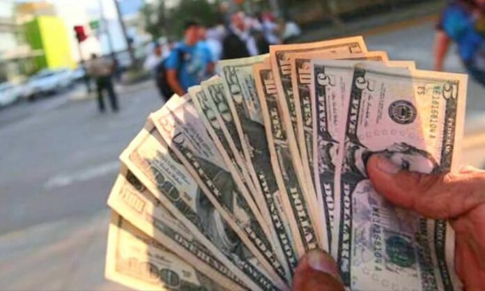 ¡Atención cubanos! El dólar duplica su valor en un año: ¿A cuánto se paga hoy?