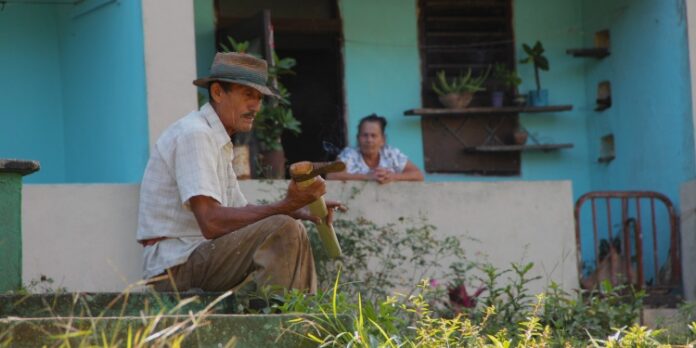 Salario medio “real” en Cuba es inferior a dos dólares, según expertos