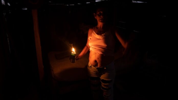 Sólo 5 horas de electricidad y hasta un mes sin agua en algunos lugares de Cuba