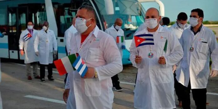 México contratará 1.200 médicos cubanos más