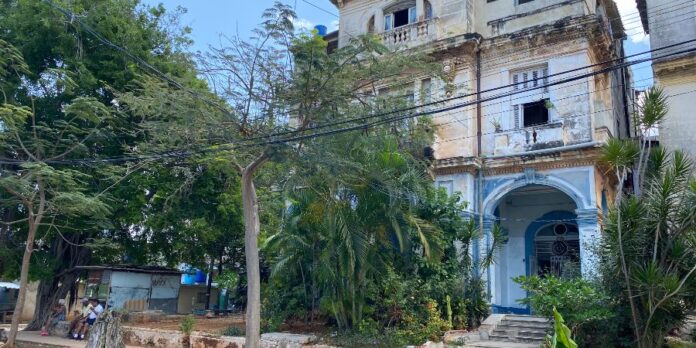 Arcos: el edificio de La Habana que se construyó dentro de un hueco 