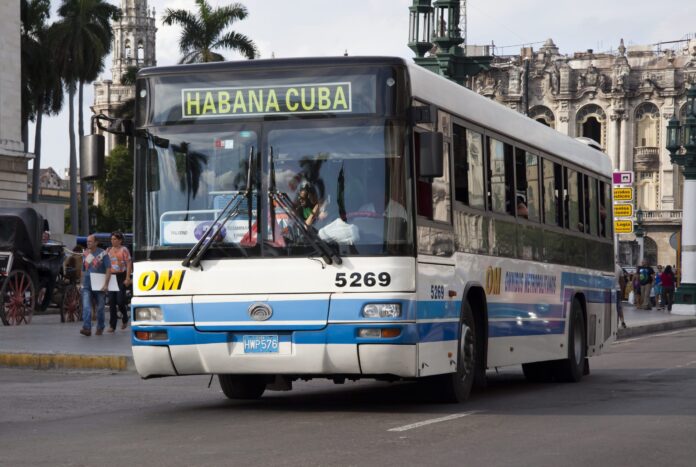 Violan precios topados del transporte público en La Habana