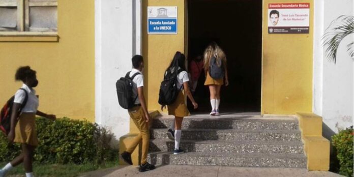 Obligan a estudiantes de secundaria a morder pan de la merienda para que no lo vendan