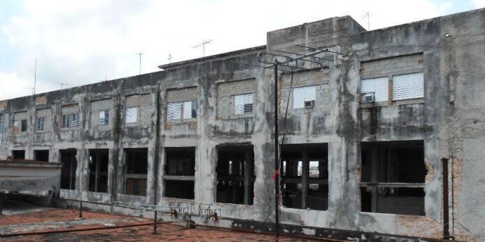 La vida en un edificio en peligro de derrumbe (siempre) y con poca agua (solo a veces)