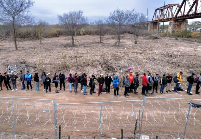 Alrededor de 18 mil migrantes cubanos lograron entrar a Estados Unidos solo en abril