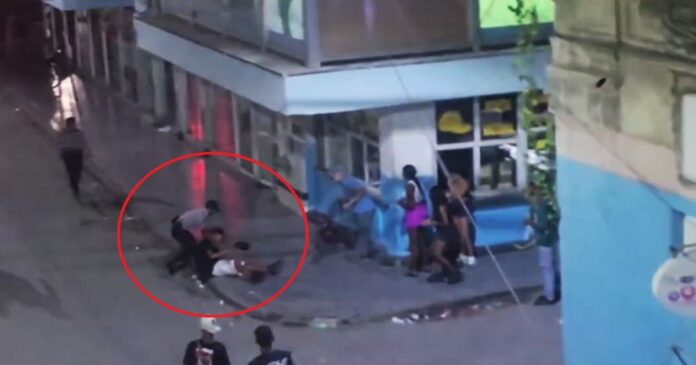 VIDEO: Policías golpean a joven en Habana Vieja