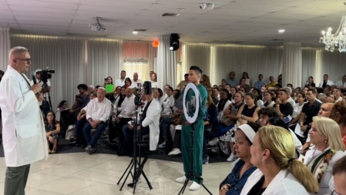 Cientos de médicos cubanos esperan revalidar títulos en Florida con una nueva ley (VIDEO)