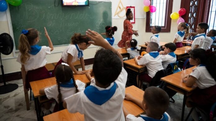 No duermen por el apagón y la solución es cambiarles el horario escolar: qué piensan padres y maestros