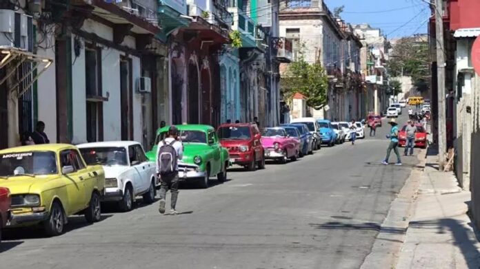 Long Gas Lines Return to Service Stations in Cuba – Havana Times