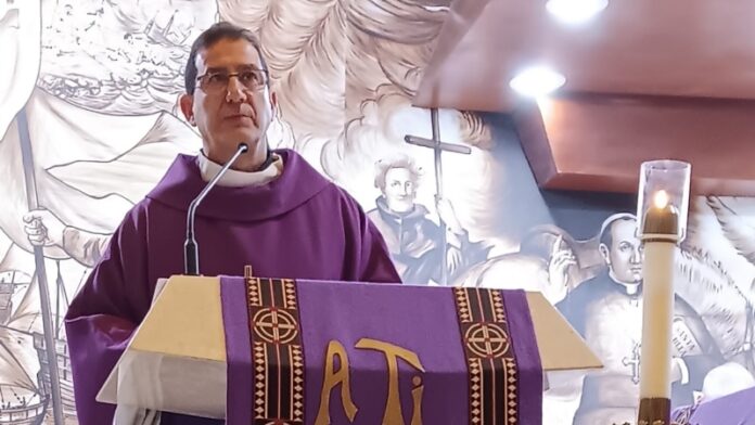 Al sacerdote cubano Alberto Reyes le prohibieron tocar las campanas de la iglesia durante los apagones