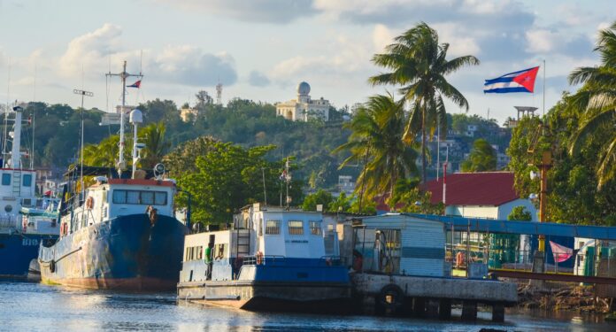 Ya funcionan dos lanchitas de Regla en la bahía de La Habana