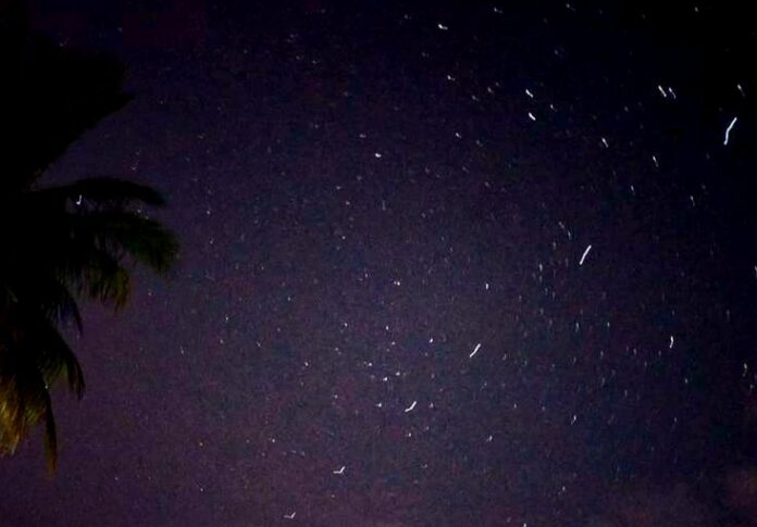 Extraño avistamiento de una hilera de luces en el cielo de Matanzas