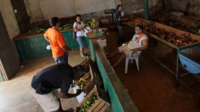 Gobierno topa precios de algunos alimentos en Cienfuegos para frenar descontento popular