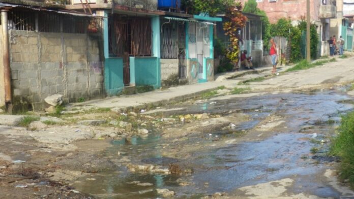 “Todo se queda en promesas”: Cubanos lamentan la escasez de agua y el aumento de los salideros