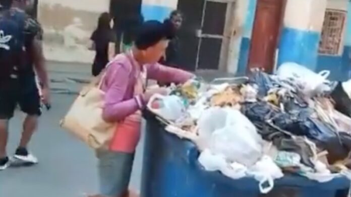 “Son hombres y mujeres buscando y comiendo en la basura las 24 horas”