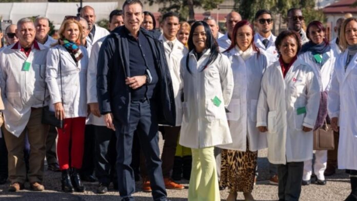 Cuba envía otros 70 médicos a Calabria, Italia