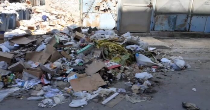 Montañas de basura frente a la comida del pueblo