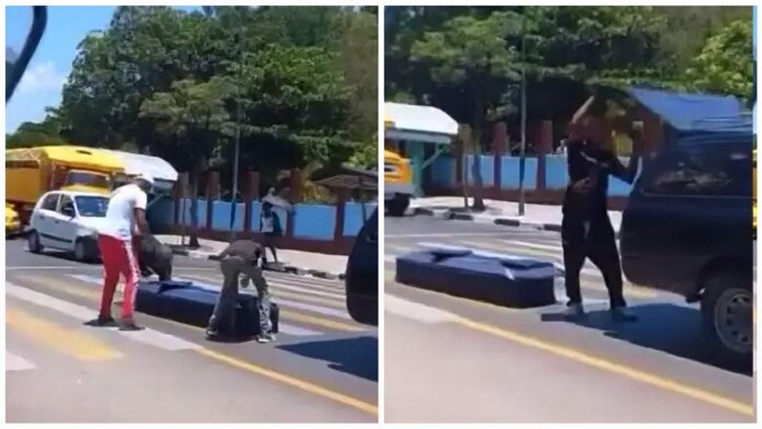 Otro ataúd se sale del carro fúnebre y cae en una calle de Santiago de Cuba