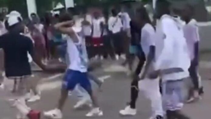 La violencia se desata entre jóvenes armados de palos y machetes en una actividad en La Habana (VIDEO)