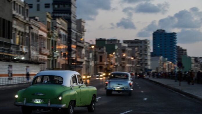 Vecinos de céntrica zona capitalina reclaman a Aguas de La Habana